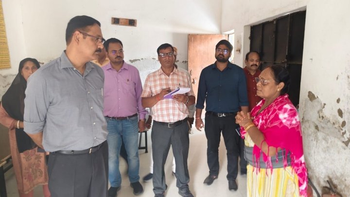 डीएम ने खजुरी स्कूल का किया निरीक्षण, दिए निर्देश
