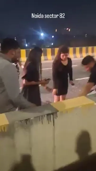 नोएडा में सड़क पर विवाद, लड़कों और लड़कियों की मारपीट का वीडियो वायरल