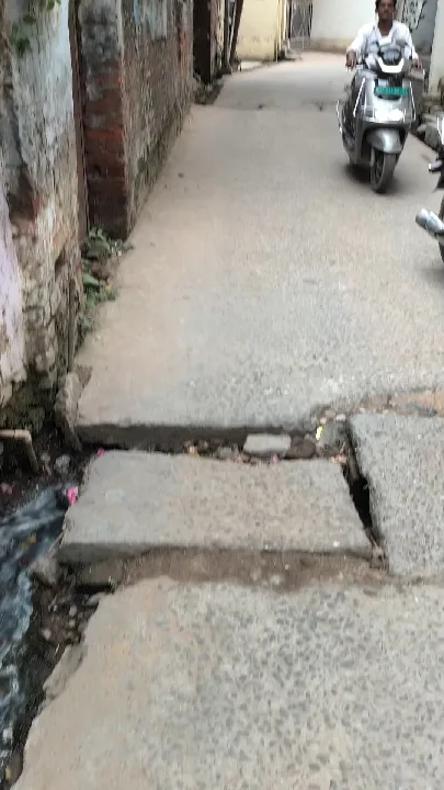 गोरखपुर में टूटी सड़क, जिम्मेदारों की लापरवाही