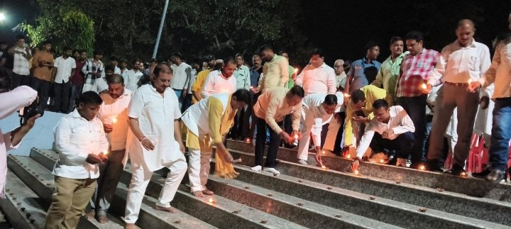 हजारों दीयों से जगमगा उठा संकट मोचन मंदिर, दीप उत्सव में उमड़ा जनसैलाब