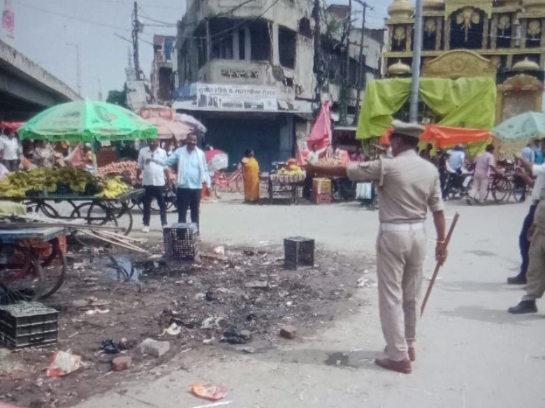 यातायात पुलिस ने अतिक्रमण हटाया, लोगों को किया जागरूक