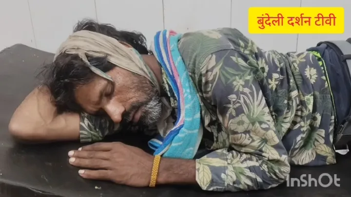 सांप ने काटा तो ग्रामीण ने कुचला सांप का फन