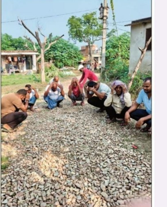 सड़क पर बैठकर ग्रामीणों ने किया प्रदर्शन, ठेकेदार ने छोड़ा निर्माण