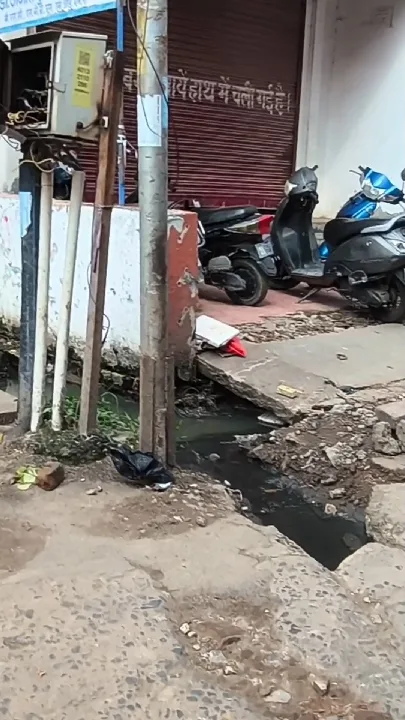 गोरखपुर में सड़क का गड्ढा राहगीरों के लिए बना मुसीबत