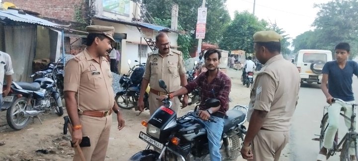 महुली पुलिस का विशेष अभियान: शराब दुकानों की चेकिंग और यातायात नियम
