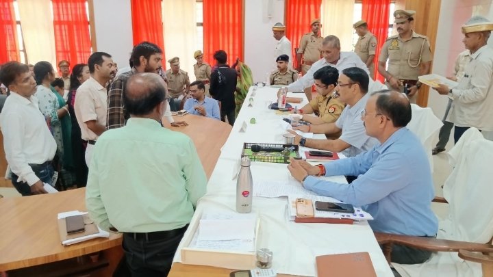 खलीलाबाद में समाधान दिवस, डीएम ने सुनी फरियादियों की शिकायतें