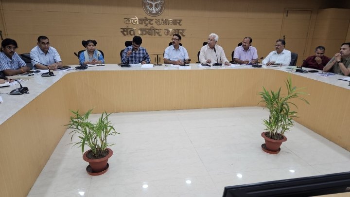डीएम ने समीक्षा बैठक में गुणवत्तापूर्ण निस्तारण के दिए निर्देश