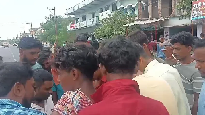 बैंक से रुपये निकालकर जा रही महिला से छिनतई का प्रयास, नाबालिग पकड़ा