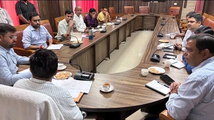गोरखपुर महापौर कार्यालय में विकास कार्यों की समीक्षा, अक्टूबर तक परियोजनाएं पूरी करने के निर्देश