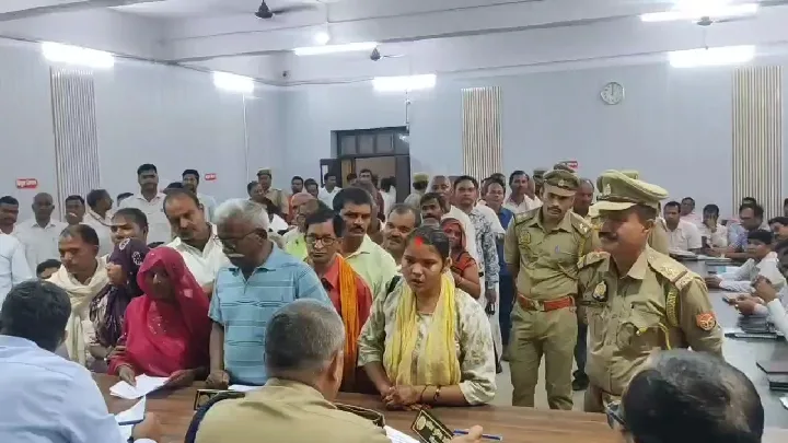 समाधान दिवस में डीएम ने लगाई फटकार, वेतन रोकने के निर्देश दिए