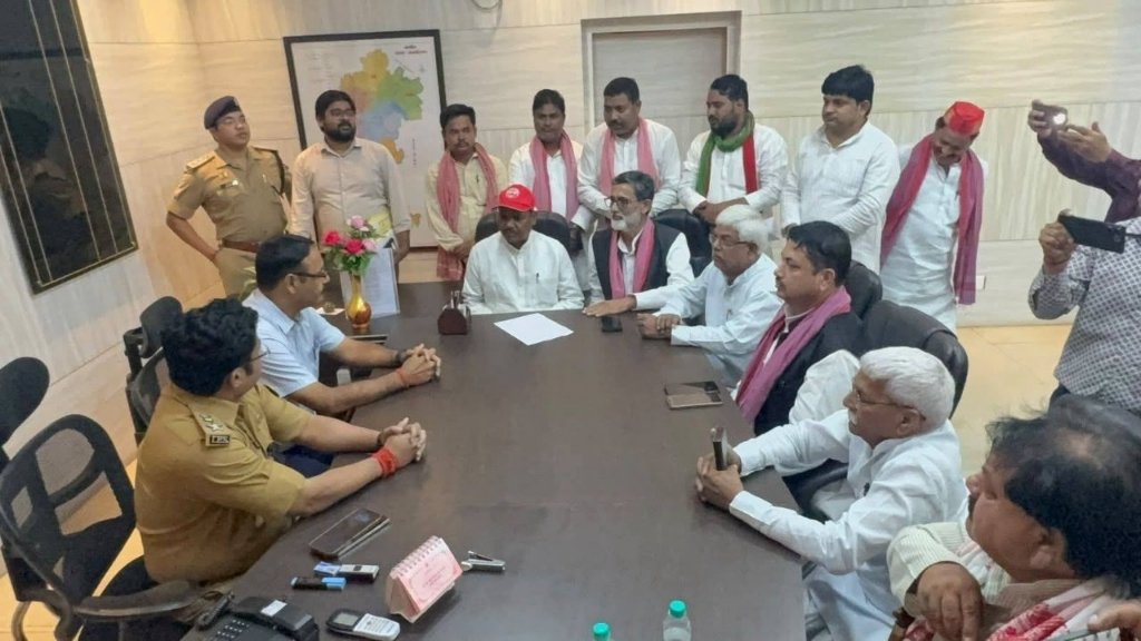 सांसद पर हमला, रोषित सपाइयों ने की कार्रवाई की मांग
