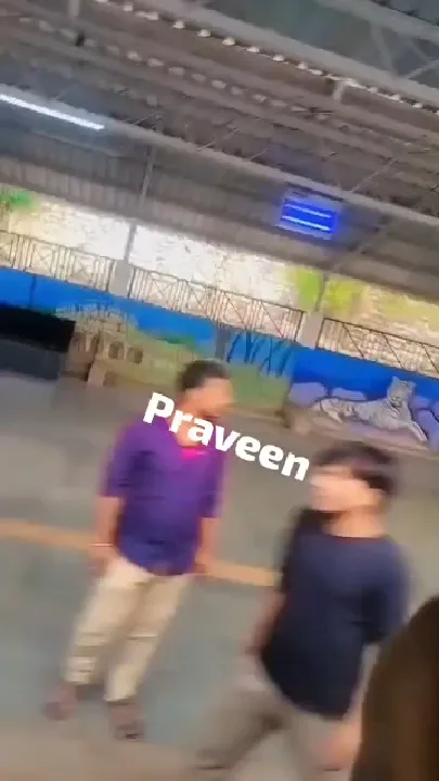 मैहर रेलवे स्टेशन पर ऑटो चालकों का खतरनाक कारनामा, चलती ट्रेन में लटकने का वीडियो वायरल