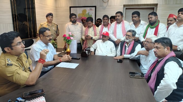 सांसद की गाड़ी तोड़फोड़ पर सपा का कलेक्ट्रेट घेराव, कार्रवाई की मांग