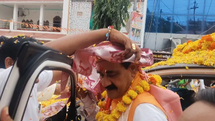 पूर्व मंत्री नरोत्तम मिश्रा की यात्रा का जगह-जगह भव्य स्वागत