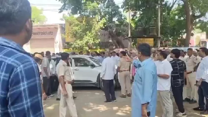 राजाखेड़ा में कड़ी सुरक्षा के बीच पहुंचे कांग्रेस के 21 पार्षद, कल होगा पालिका अध्यक्ष का चुनाव