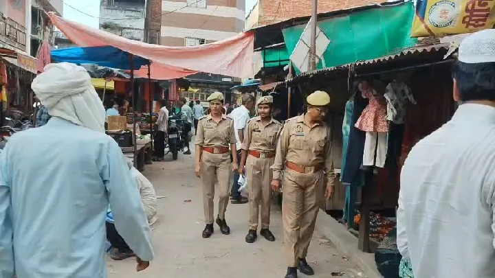 महुली पुलिस ने चलाया पैदल गश्त अभियान, महिलाओं की सुरक्षा को प्राथमिकता