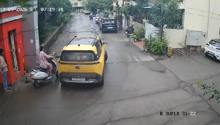 कार चालक ने टक्कर मारने के बाद दिखाई दबंगई, पिता ने पत्थर से तोड़ा शीशा