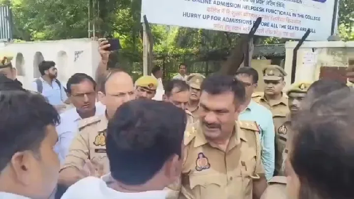 अधिकारी के सामने दरोगा ने की ऊंची आवाज़ में बात, सिस्टम पर सवाल