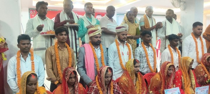 दहेज रहित सामूहिक विवाह में सात जोड़ों ने थामा हाथ
