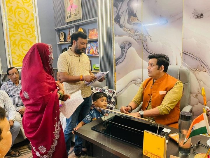 जनता दर्शन में गोरखपुर आवास पर समस्याओं का समाधान निर्देश