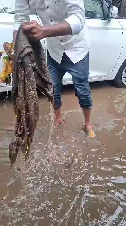 पावसामुळे घरकुल परिसरातील पाणी साचण्याची समस्या दूर केली कार्यकर्त्यांनी
