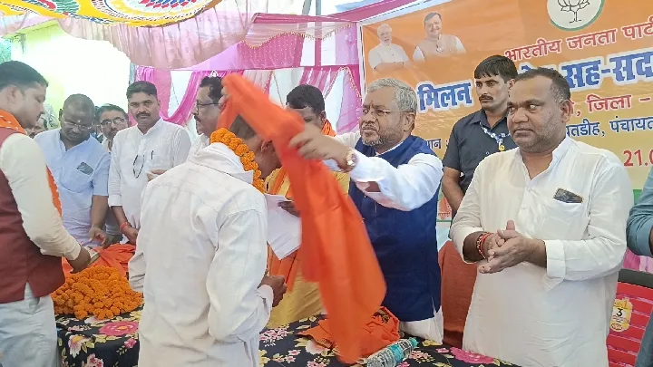 भाजपा समारोह में माले से भाजपा में शामिल हुए दर्जनों कार्यकर्ता