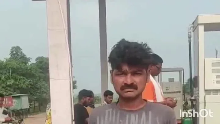 ट्रक ड्राइवर ने खलासी को धोखा दिया, ईश्वर यादव ने की मदद