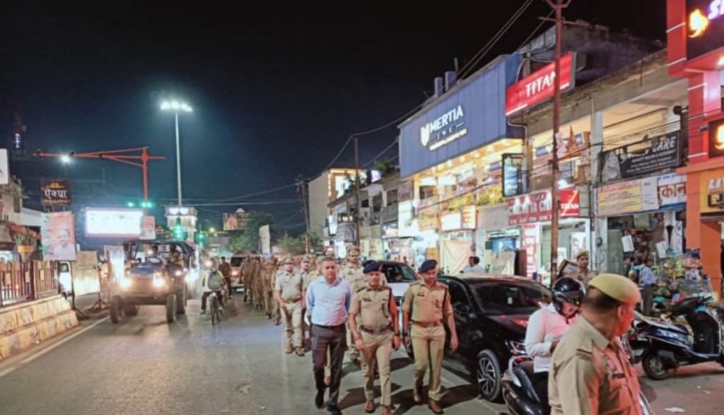 गणेश पूजा के लिए पुलिस ने शहर में किया पैदल भ्रमण