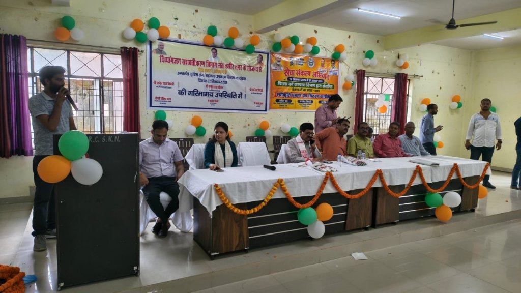 विधायकों ने दिव्यांगजनों को सौंपे सहायक उपकरण और पेंशन प्रमाण पत्र