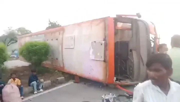 हाईवे पर लोहे के बंडल से टकराकर पलटी बस, 10 यात्री घायल