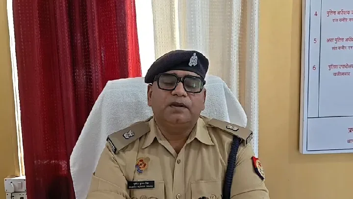 दुधारा थाना क्षेत्र में अनियंत्रित कार तालाब में गिरी, पुलिस ने की कार्रवाई