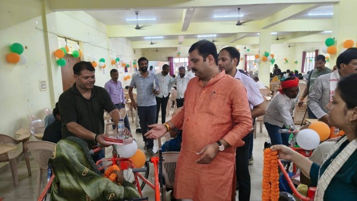 विधायकों ने दिव्यांगों को वितरित किए सहायक उपकरण और प्रमाण पत्र
