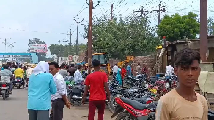 सड़क चौड़ीकरण के लिए प्रशासन ने चलाया बुलडोजर, अतिक्रमणकारियों में मचा हड़कंप