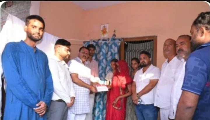 विधायक ने वज्रपात पीड़ित परिवार को सौंपा चार लाख का चेक