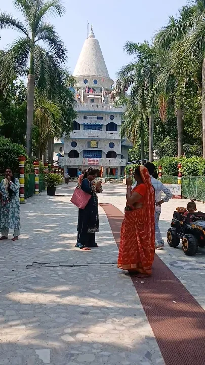 तेज धूप में कुशीनगर की भीड़