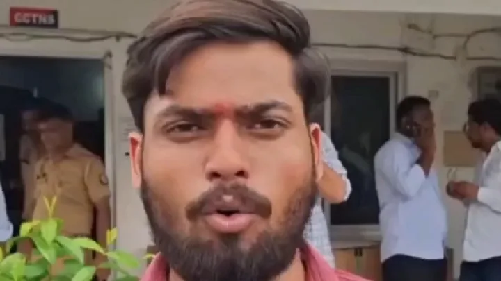 डीडीयू गेट पर छात्रों के दो गुटों में झड़प, पुलिस ने किया बचाव