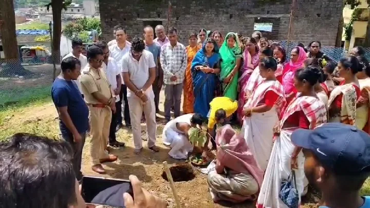 कर्मा पर्व पर चैनपुर में प्रकृति संरक्षण का संदेश, जगह-जगह हुआ पौधारोपण