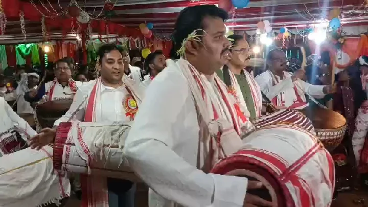 करमा पर्व पर पहान पुजार ने कराई पूजा, डीसी-एसपी ने बजाया मांदर