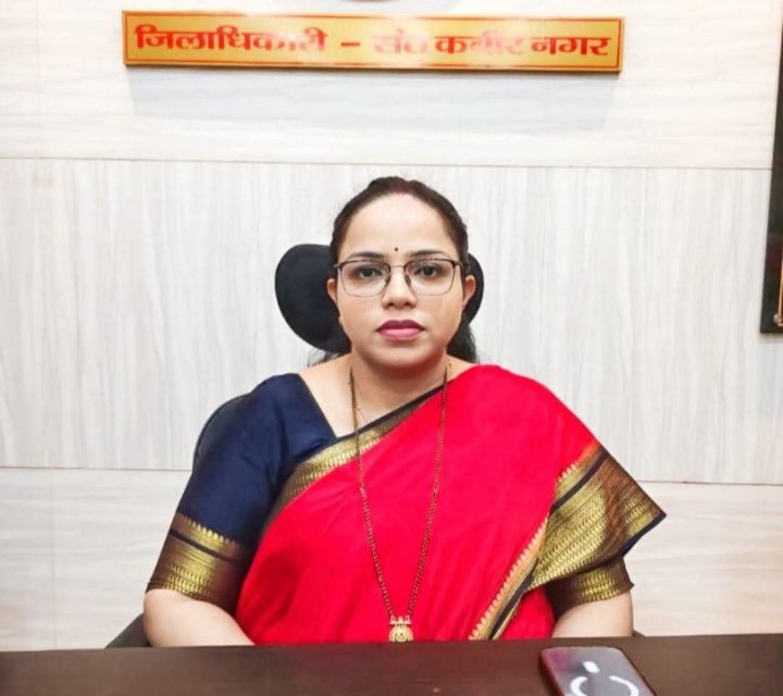 नवागत डीएम अनुज मलिक ने संतकबीरनगर में कार्यभार संभाला