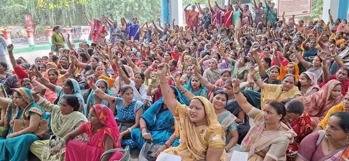 छ: सूत्रीय मांगों के साथ कलेक्ट्रेट के पास सखियों का प्रदर्शन