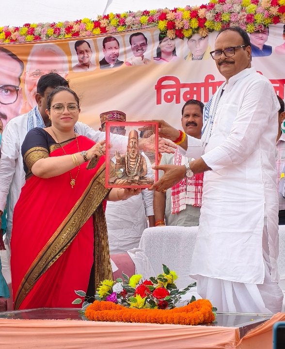 नवागत DM अनुज मलिक ने किया डिप्टी सीएम का भव्य स्वागत