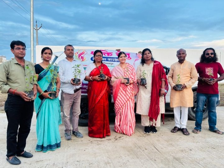 गोरखपुर में आयुर्वेद दिवस पर तुलसी पौधों का वितरण