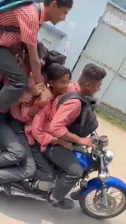मेरठ में खतरनाक स्टंट: एक बाइक पर 7 छात्र, वायरल वीडियो