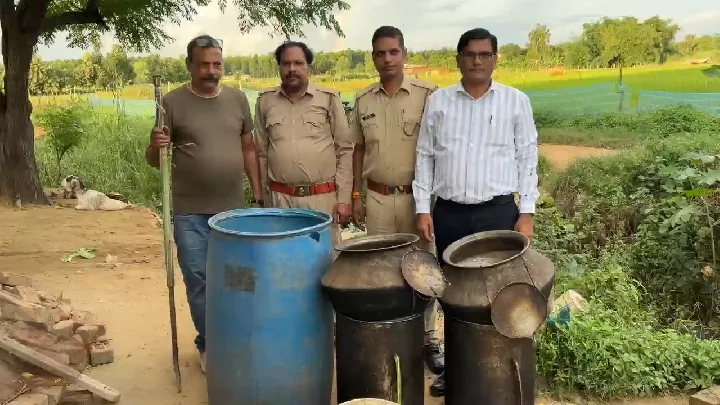 गोरखपुर में आबकारी विभाग की कार्रवाई, 28 लीटर अवैध शराब बरामद