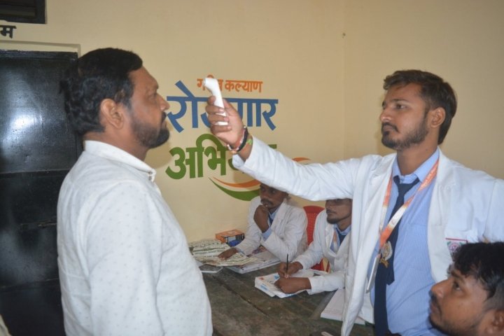 दुधारा में नि:शुल्क स्वास्थ्य कैंप, फार्मेसी विद्यार्थियों ने किया आयोजन