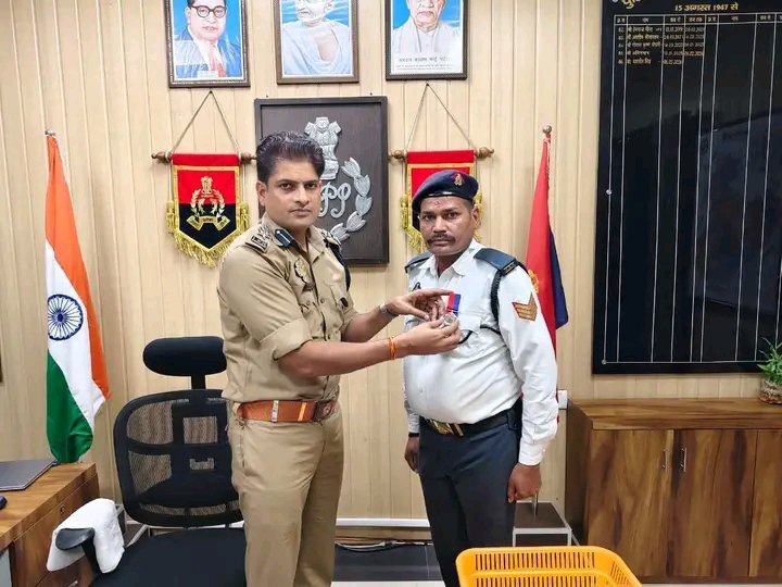 पुलिस अधीक्षक ने मुख्य आरक्षी को उत्कृष्ट सेवा पदक से सम्मानित किया