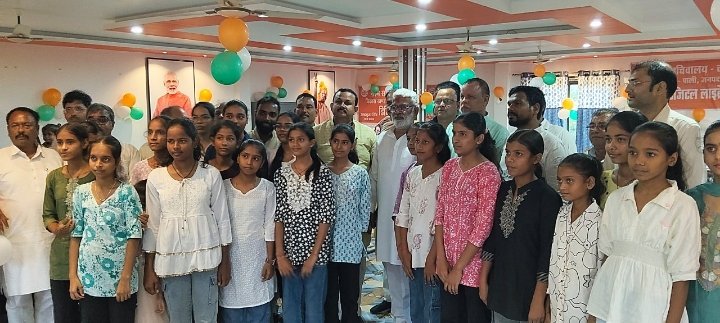 गोरखपुर में सेवा संकल्प अभियान: दिव्यांगजनों को मिले सहायक उपकरण, डिजिटल लाइब्रेरी का उद्घाटन